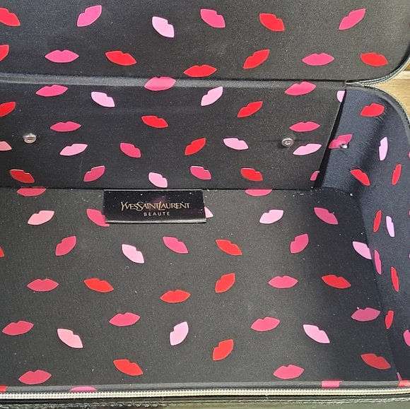 Yves Saint Lauren - Picture 12 of 17